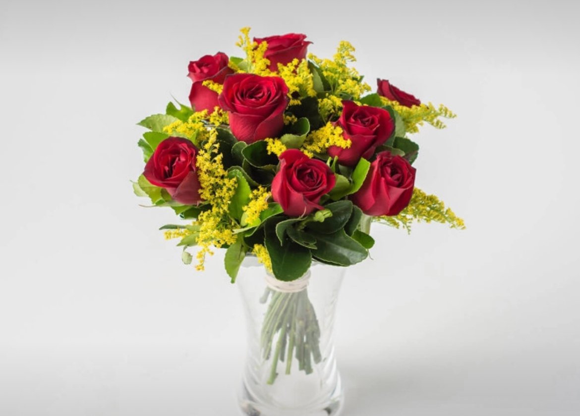 IMG_3613.jpeg Arranjo de 8 Rosas Vermelhas em Vaso - Imagem 1